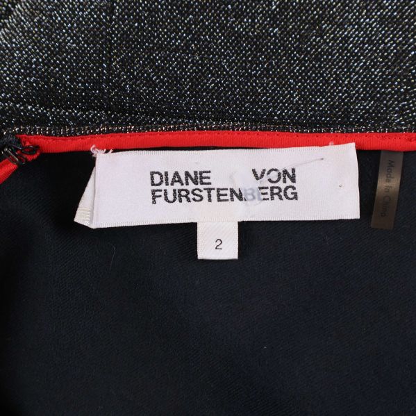 Närbild på varumärkesetikett Diane von Furstenberg i klänning