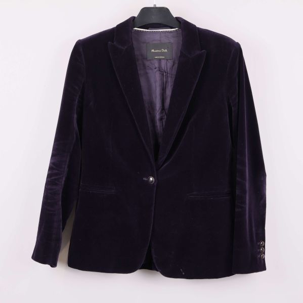 Lila sammetskavaj hängande på galge, framsida