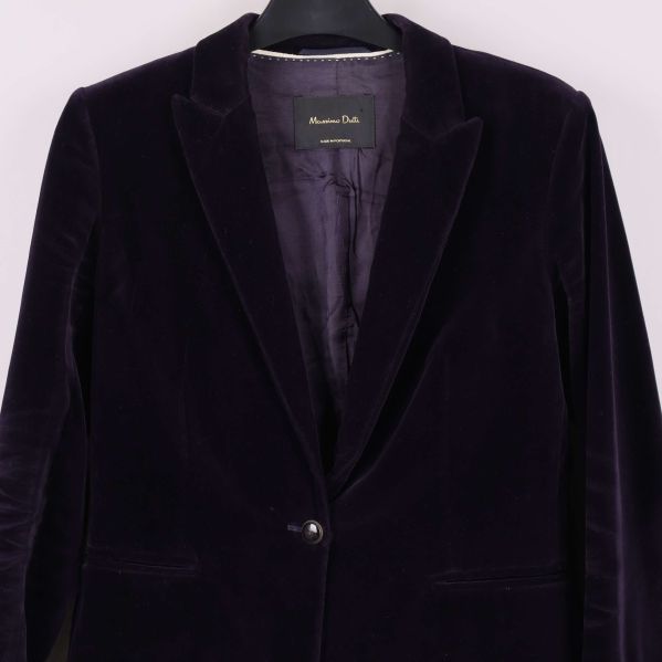 Kavajens framsida med knappstängning och fickor