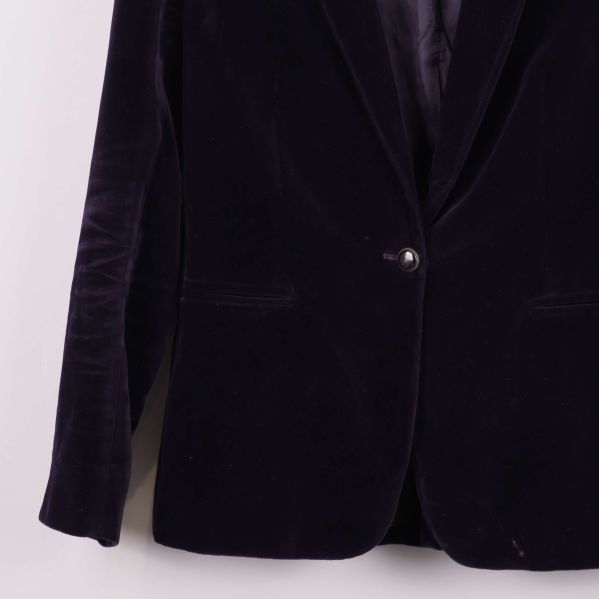 Nedre delen av sammetskavaj med fickor och knapp