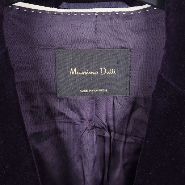 Närbild på Massimo Dutti-märke i kavajens insida