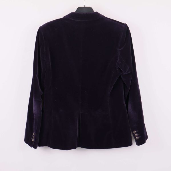 Lila sammetskavaj sedd bakifrån på galge