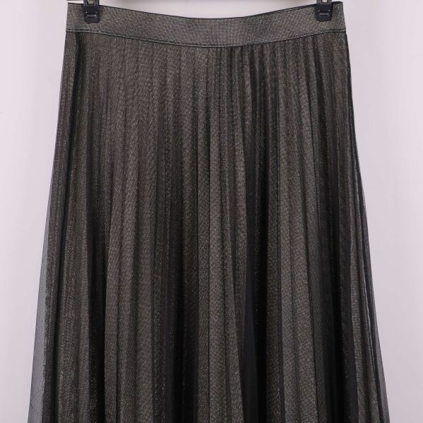 Närbild av plisserad kjol, glittereffekt tydligt synlig