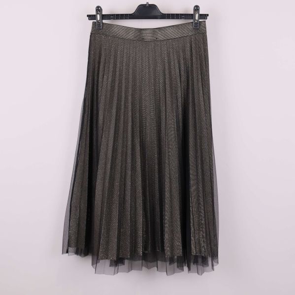 Svart plisserad kjol, helbild framifrån med tydliga veck