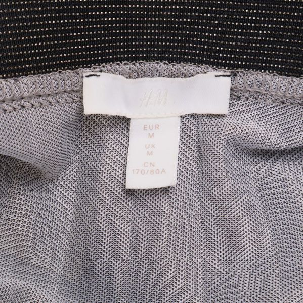 Närbild av innertyg och storleksetikett med M i midikjol