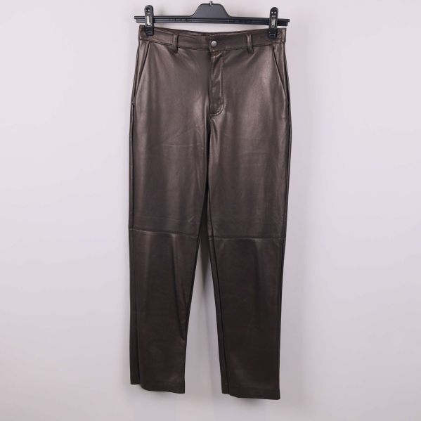 Byxa med skinnlook framifrån på galge