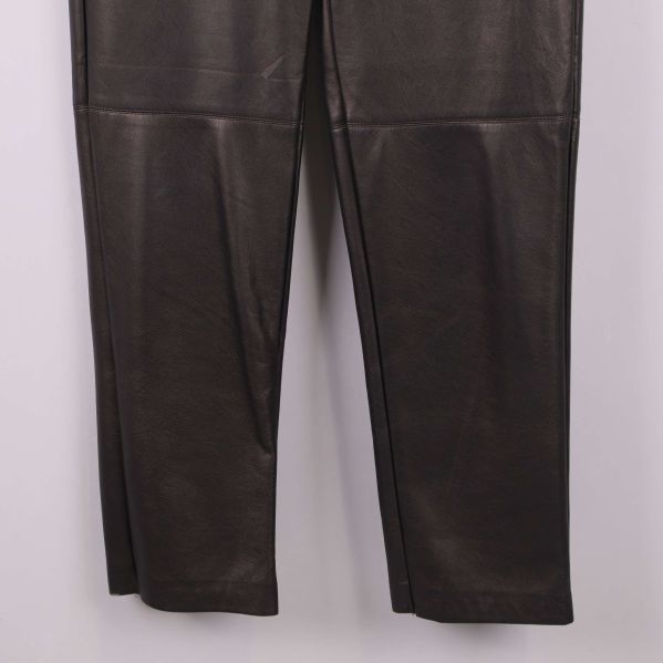 Närbild av byxbenen och bensluten