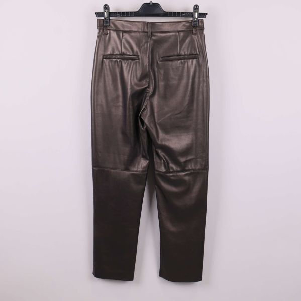 Byxa med skinnlook bakifrån på galge