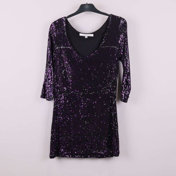 Framsida av svart klänning med lila paljetter och 3/4-ärm