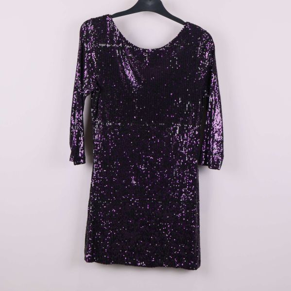 Baksida av svart klänning med lila paljetter och 3/4-ärm