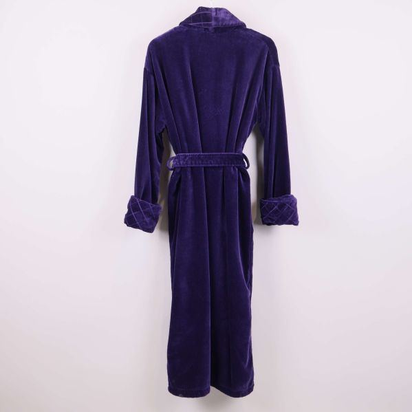 Baksida av lila morgonrock med bälte i midjan