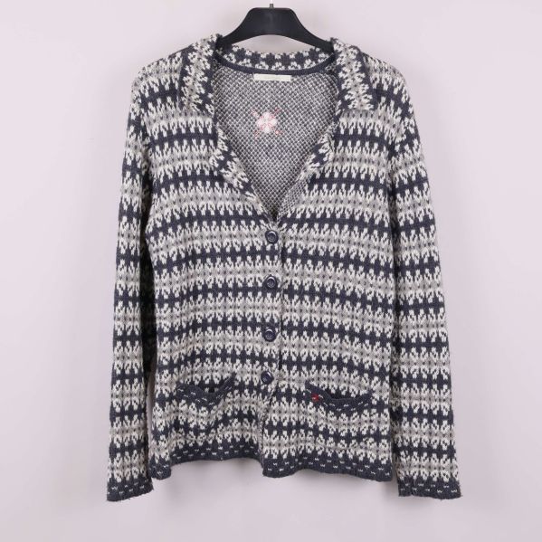 Stickad kofta i grafiskt mönster framifrån