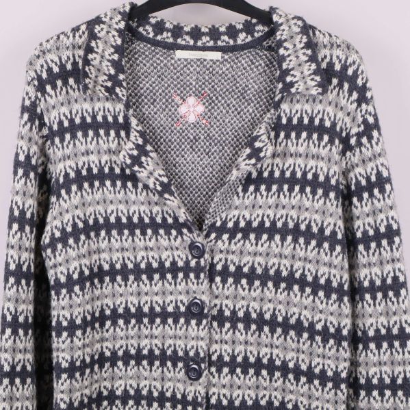 Närbild på koftans knäppning och krage