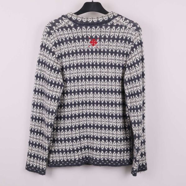 Stickad kofta i grafiskt mönster bakifrån