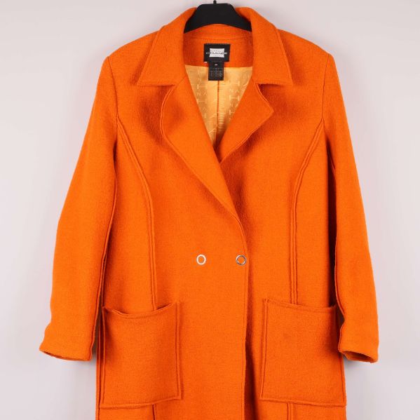 Kappans överdel med bred krage och stora fickor