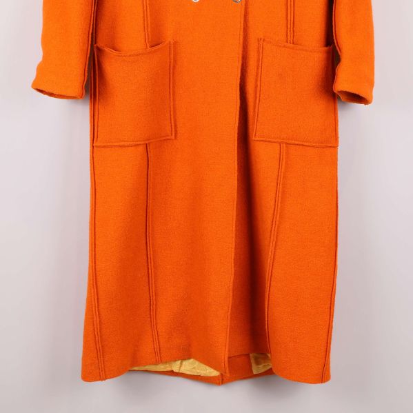 Nederdel på orange kappa med tydligt foder i öppning