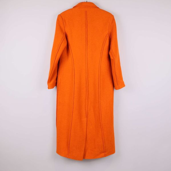 Baksidan på lång orange kappa med synliga sömmar