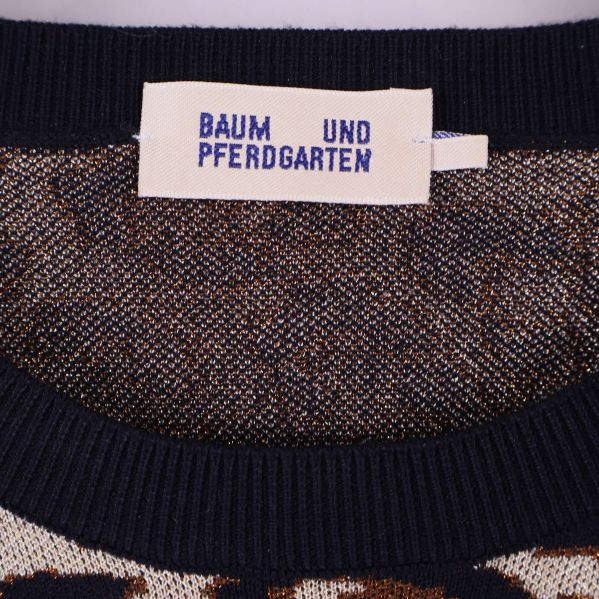 Närbild på Baum und Pferdgarten etikett i halsen