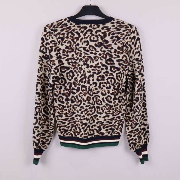 Leopardmönstrad tröja bakifrån mot ljus bakgrund