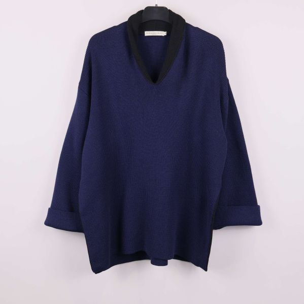 Framsida av mörkblå stickad tröja med svart krage