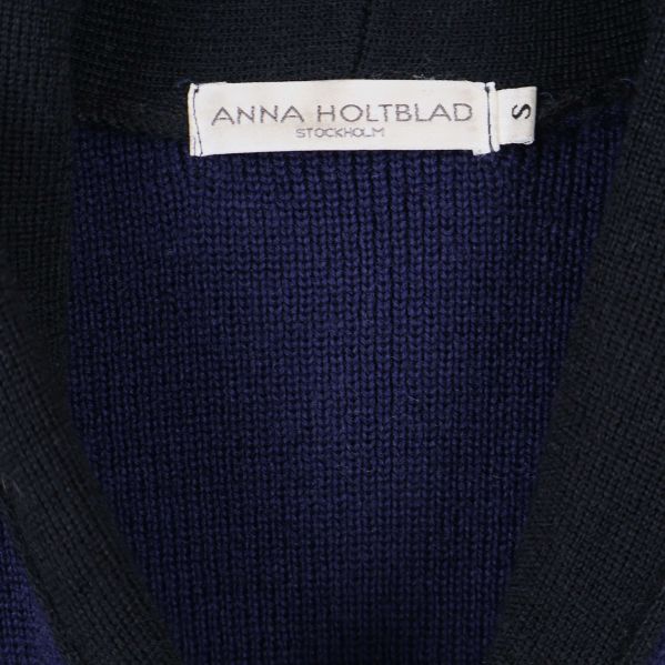 Namnlapp Anna Holtblad Stockholm i tröjans krage