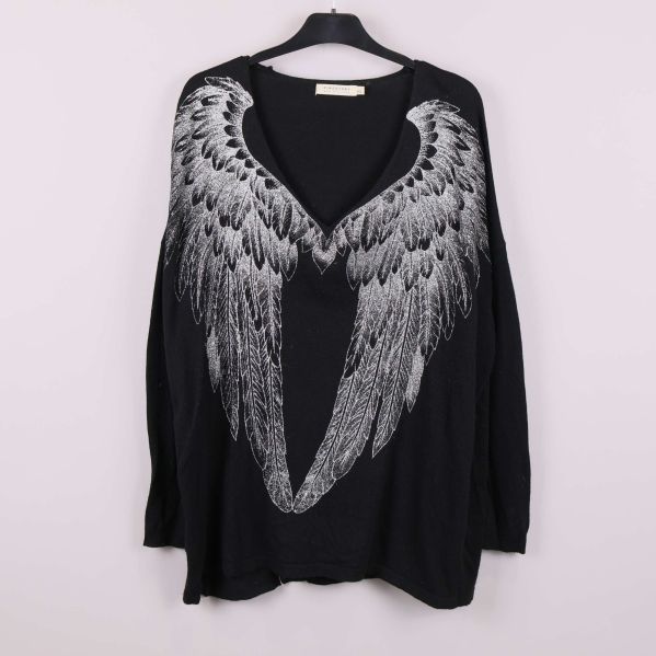 Svart oversize topp med vingmotiv framtill på galge