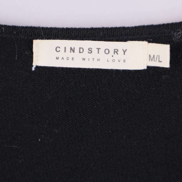 Närbild på etikett med texten Cindstory M/L