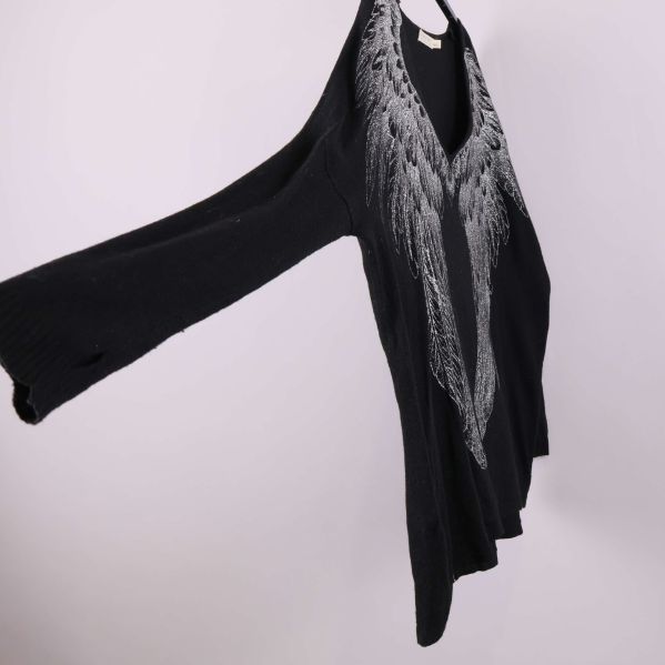 Svart topp med utsvängda ärmar i sidovy