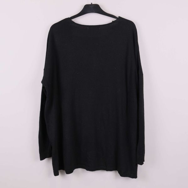 Baksida av svart oversize topp utan mönster