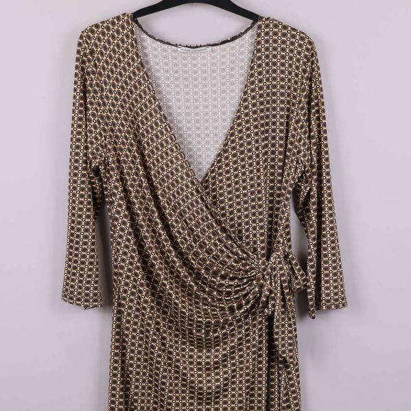 Närbild av klänningens överdel och knytning i sidan