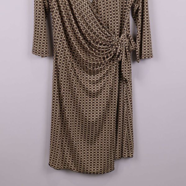 Närbild nederdel av cirkelmönstrad klänning