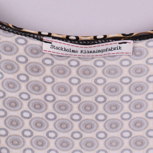 Närbild av etikett Stockholm Klänningsfabrik vid halsen