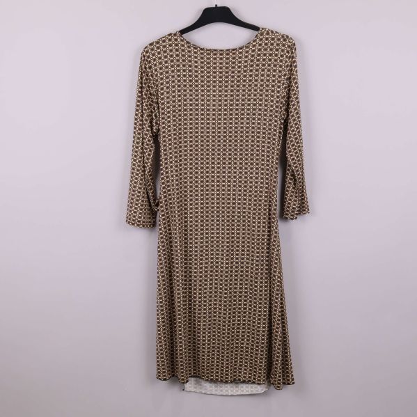 Klänning med cirkelmönster sedd bakifrån på galge