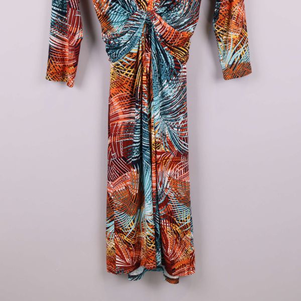 Nederdelen av mönstrad midiklänning i olika färger