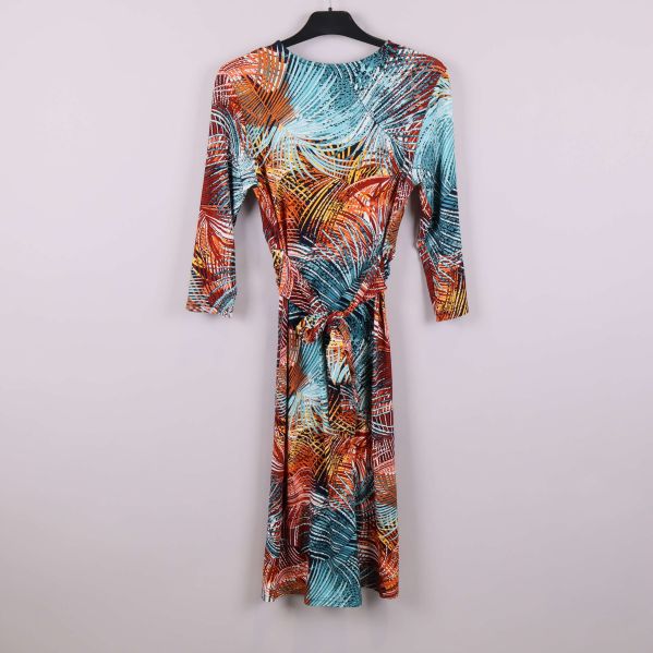 Mönstrad midiklänning fotograferad bakifrån på galge