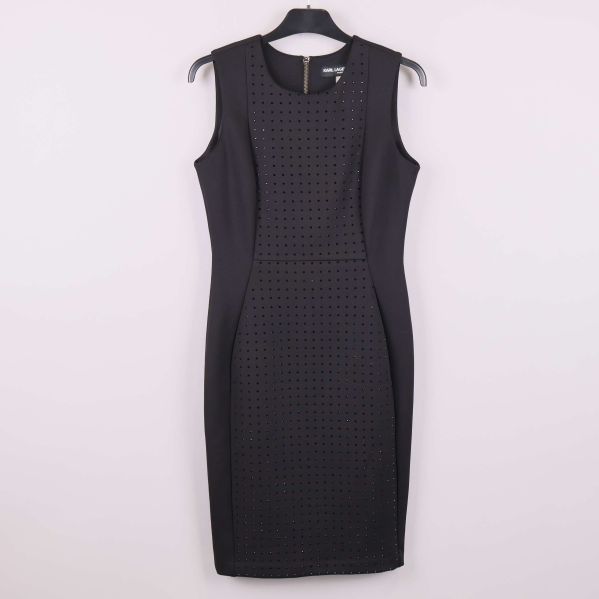 Ärmlös svart klänning med dekorstenar framifrån