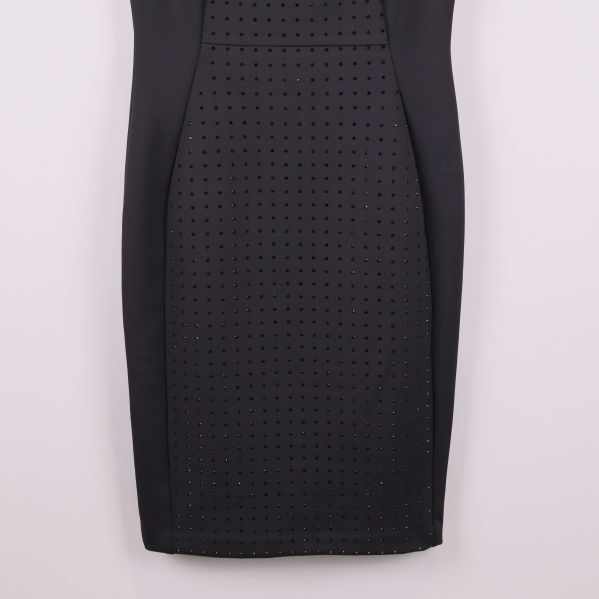 Nedre delen av svart klänning med dekorstenar