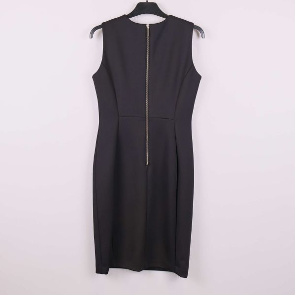 Baksidan på svart ärmlös klänning med dragkedja