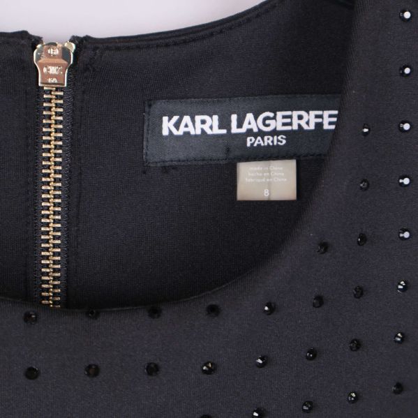 Närbild av Karl Lagerfeld etikett och dragkedja