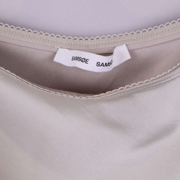 Närbild på midjekant och samsøe samsøe-logga