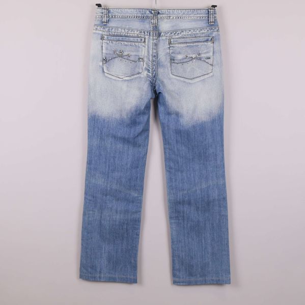 Jeansens baksida med dekorerade bakfickor i ljus denim