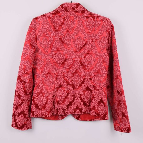 Röd brokad kavaj bakifrån med strukturmönster