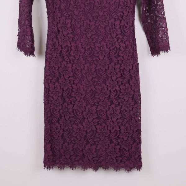 Nedre delen av lila spetsklänning, visar spetsdetaljer