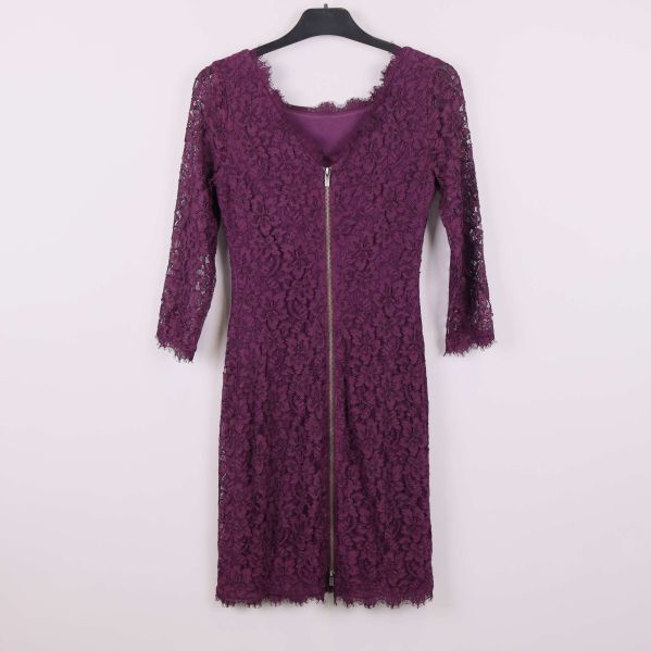 Baksida av lila spetsklänning med dragkedja