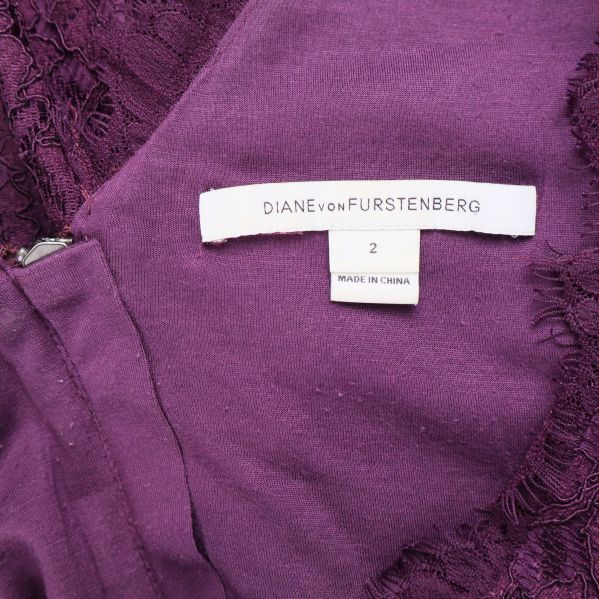 Nära på vit etikett med Diane von Furstenberg och storlek 2