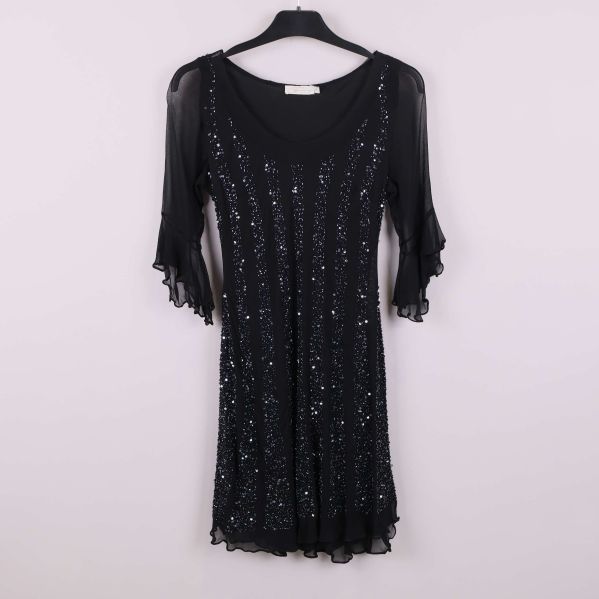 Framsida av svart klänning med paljetter och volangärmar
