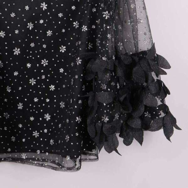 Närbild på ärmens slut med dekorativa 3D-blad