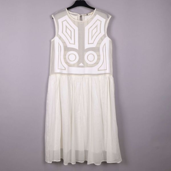 Klänningens framsida med mönster