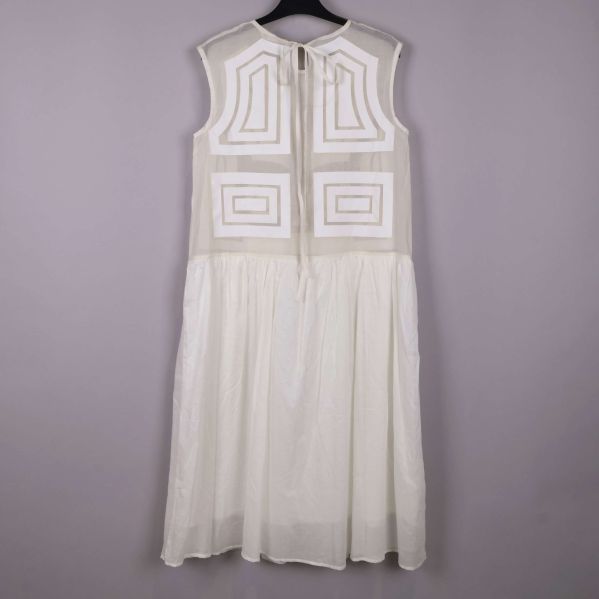 Baksida av klänning