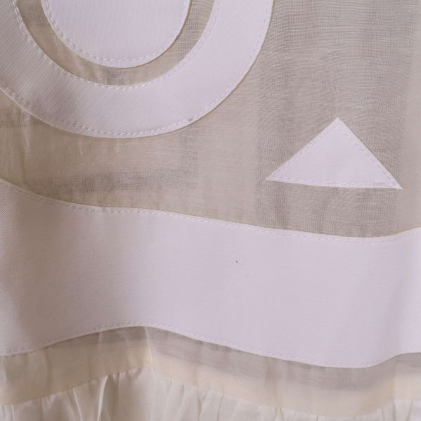 Närbild fläck frampå klänning